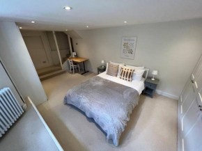 Lovely 2 bedroom flat with garden and parking